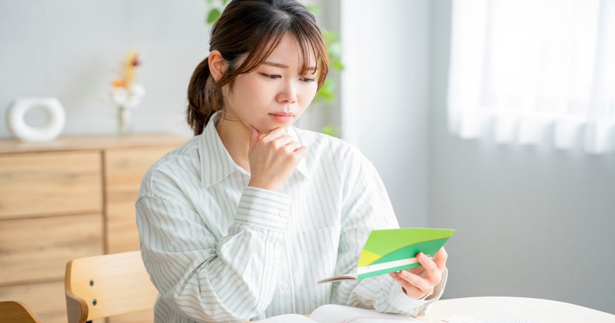 住宅ローンの支払いが厳しく悩んでいる女性