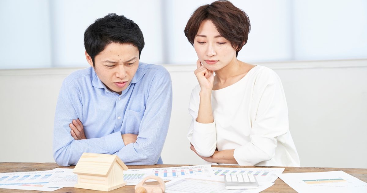 住宅や車のローンの支払いに悩んでいる若い夫婦